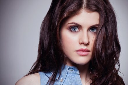 มาทำความรู้จักกับสาวนัยน์ตาฟ้า Alexandra Daddario กัน