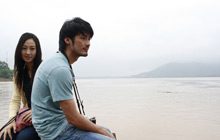 สะบายดี วันวิวาห์“เชน” (บอย ปกรณ์ ฉัตรบริรักษ์) ทำงานเป็นนักเขียนสกู๊ปให้กับนิตยสารชั้นนำฉบับหนึ่ง เชนเคยเดินทางมาทำข่าวที่ประเทศลาวเมื่อ 6 เดือนก่อน 