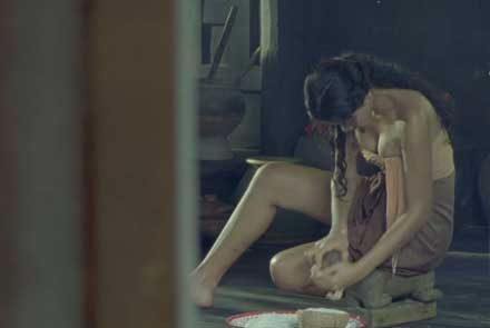 คลิปสุดเซ็กซี่ในตำนาน! ที่มาของเพลง 'มะหมี่ขูดมะพร้าวทำกับข้าวอยู่ในครัว'