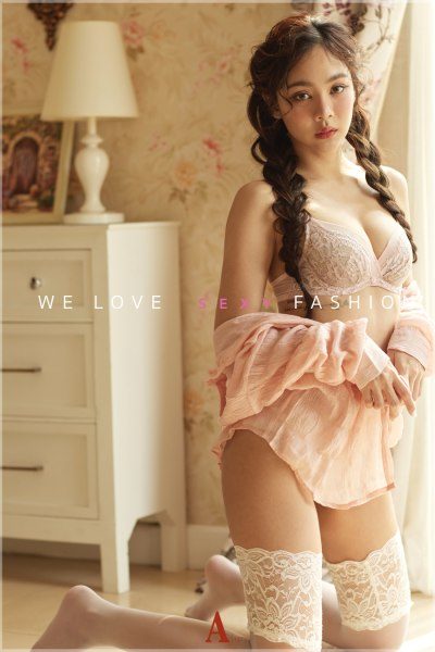 หยก คนินทร์ตา A'lure Fashion Vol. 113 Yogue
